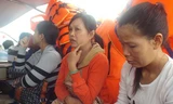 Hành khách đi trên ca nô KH-0696 không khỏi bất an sau khi ca nô bất ngờ chết máy giữa biển.