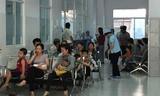 Tại bệnh viện Nhi đồng 2, số lượng trẻ nhập viện rất đông.