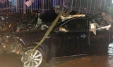 Chiếc xe biển xanh biến dạng sau vụ tai nạn. Ảnh: Vietnamnet