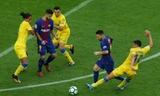 Messi và Suarez phối hợp trước hàng thủ Las Palmas. Ảnh: Reuters.