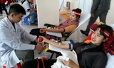 Chủ Nhật Đỏ tại Thanh Hóa: Dùng quạt sưởi ấm cho người hiến máu