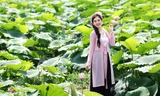 Hot girl Hà Minh bất ngờ “tái xuất” với bộ ảnh rạng ngời bên sen