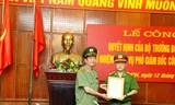 Trung tướng Nguyễn Xuân Tư trao quyết định bổ nhiệm cho Đại tá Đào Thanh Hải (bên phải). Ảnh: An ninh Thủ đô