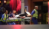 Cảnh sát đưa người bị thương rời khỏi hiện trường. (Nguồn:AP)