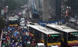 Ôtô, xe máy nhích từng mét trong ngày Hà Nội mưa rét