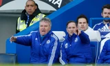 Hiddink chỉ đạo cầu thủ Chelsea trong trận đấu với Everton. Ảnh: Reuters.
