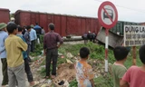 Xe tải băng đường sắt bị tàu đâm văng xuống ruộng