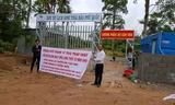 Người dân phản ứng việc nhà đầu tư "ngăn sông cấm biển", bịt đường lên xuống biển của người dân. 