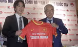 Hợp đồng với HLV Miura được ký đến hết 2015 nhưng Chủ tịch VFF Lê Hùng Dũng nói rằng sẽ gia hạn đến năm 2017. Ảnh: Xuân Huy.