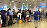 Hành khách làm thủ tục kiểm tra an ninh tại sân bay Tân Sơn Nhất