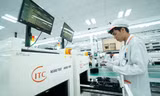Thấy gì từ việc Vingroup sản xuất điện thoại, ô tô?