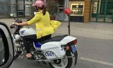Hình ảnh người phụ nữ mặc thường phục đi xe đặc chủng nhanh chóng lan truyền trên mạng (ảnh Feabook)