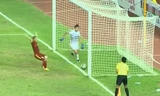 Tình huống gây tranh cãi khi thủ môn Thái Lan phá bóng sau quả sút của Nguyễn Thị Liễu.
