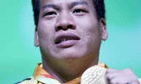 Lê Văn Công với chiếc HC vàng Paralympic đầu tiên trong lịch sử thể thao Việt Nam. Ảnh: Reuters.