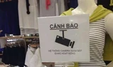 Biển cảnh báo bằng tiếng Việt được chụp lại trong một shop thời trang tại Nhật.
