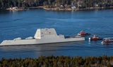 USS Zumwalt rời khỏi xưởng đóng tàu, trên đường tới lễ biên chế vào hải quân. Ảnh: USNI