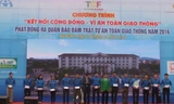 Tặng quà, động viên các cá nhân tổ chức Đoàn có nhiều đóng góp trong phong trào đảm bảo trật tự an toàn giao thông.