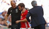 Mata hậm hực ra mặt khi bị Mourinho rút khỏi sân cuối trận. Anh và HLV người Bồ Đào Nha từng có hiềm khích lớn thời cả hai còn phụng sự Chelsea. 