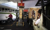 Người dân đổ xăng tại một trạm xăng ở Caracas (Venezuela). Ảnh: Bloomberg