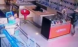 Người phụ nữ trung niên trộm điện thoại bị camera của cửa hàng ghi hình lại. 