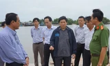 Ông Lê Văn Sử, Phó Chủ tịch UBND tỉnh Cà Mau thị sát tình hình tại xã Đất Mũi (Ngọc Hiển)