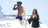 Messi và bạn gái trên du thuyền khi đi nghỉ hè 2016. Ảnh: Marca