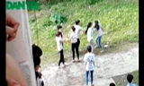 Nữ sinh dùng thước đánh bạn giữa sân trường