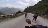 Phượt thủ bị trẻ em giật đồ khi đổ đèo: Quá nguy hiểm
