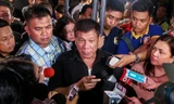 Tổng thống Philippines Rodrigo Duterte (giữa) trong vòng vây báo chí (Ảnh: AFP)