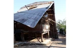Kon Tum: Lốc xoáy kéo sập nhà rông văn hóa
