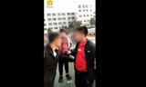 Nữ sinh Trung Quốc gây phẫn nộ vì dùng xấp tiền 'tát' bạn nam