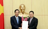 Bộ trưởng Đào Ngọc Dung trao quyết định cho đồng chí Lê Văn Thanh