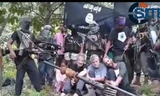 Các con tin bị nhóm phiến quân Abu Sayyaf bắt giữ (Ảnh: SITE)