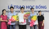 Ba học sinh nhận học bổng. 