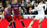 Isco (áo trắng) đi bóng trước Iniesta trong một trận El Clasico. Ảnh: Reuters