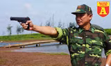 Sĩ quan QĐNDVN đang thực hành bắn súng ngắn