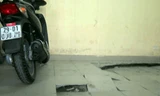 Nền nhà để xe lún sâu khiến nhiều diện tích không sử dụng được. Ảnh: Lường Toán