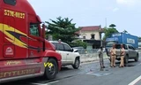 Cú va chạm bất ngờ từ xe đầu kéo phía sau gây tai nạn giao thông liên hoàn cho hai xe con biển số Lào.