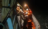 Tàu SAR 412 cứu nạn trên biển trong đêm. Ảnh: DaNang MRCC cung cấp. 