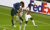 Fellaini bật cao hơn hẳn các hậu vệ của Ajax. Ảnh: Reuters.