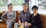 Vợ chồng ông Giang cùng con gái Mai Chi. Ảnh: Lê Nga.