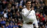 CR7 giả bụng bầu trong trận Real - Celta Vigo. Ảnh: Reuters