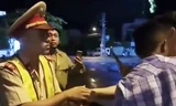 'Thúc cùi chỏ' làm CSGT té ngã, có thể xử tù người tung clip?