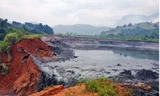 Đập hồ chứa bùn thải bị vỡ. Ảnh báo LC.