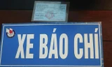Logo báo chí trên ô tô được cơ quan chức năng tịch thu. Ảnh: M.Đ