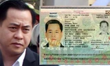 Phan Văn Anh Vũ cùng 1 trong 3 tấm hộ chiếu.