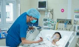 Bác sỹ kiểm tra cho bệnh nhi sau khi phẫu thuật
