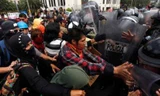 Giáo viên đụng độ với cảnh sát trong cuộc biểu tình phản đối cải cách giáo dục