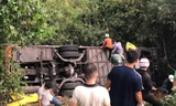 Xe chở 36 người lao xuống vực sau va chạm xe tải