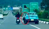 Hãi hùng cảnh thanh niên đu cửa taxi trên cao tốc, bị xe cán qua người